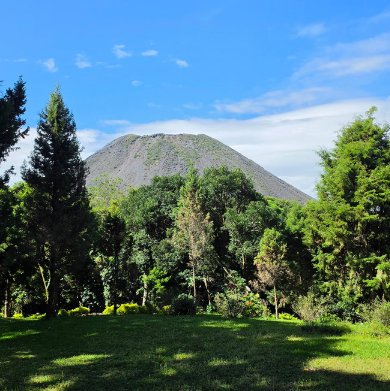 Belloto Glamping & Izalco Hike
